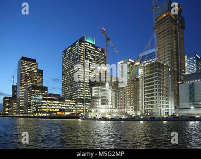 Neue Wohnhäuser im Bau in der Londoner Canary Wharf - in der Dämmerung fotografiert. Zeigt eine Park Drive, Mitte. Stockfoto