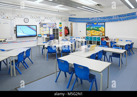 Klassenzimmer in einem neu gebauten London Grundschule. Zeigt die Schreibtische in Gruppen angeordnet. Stockfoto