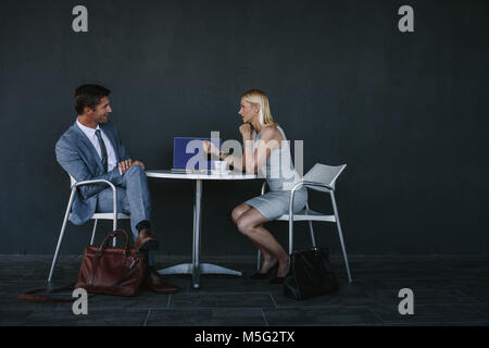 Zwei Geschäftspartnern in einem Cafe sitzen und in einer Sitzung. Kaufmann und Kauffrau Begegnung in einem Cafe. Stockfoto