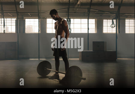 Man Trainieren mit Langhantel im Fitnessstudio. Mann mit schweren Gewichten barbell auf Gym. Stockfoto