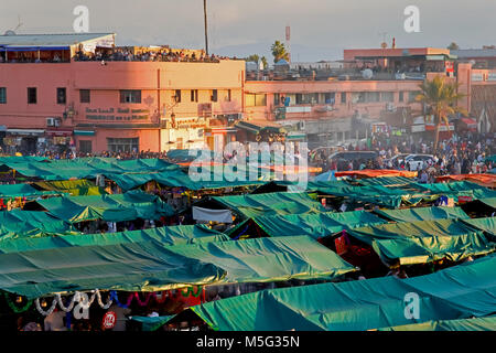 Der berühmte Platz Djemaa El Fna in Marrakesch, Marokko. Stockfoto