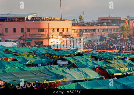 Der berühmte Platz Djemaa El Fna in Marrakesch, Marokko. Stockfoto