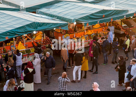 Der berühmte Platz Djemaa El Fna in Marrakesch, Marokko. Stockfoto