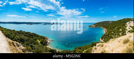 Panoramablick auf die Adria und die Insel Cres in der Entfernung, in der Nähe von Lopar auf der Insel Rab in Kroatien Stockfoto