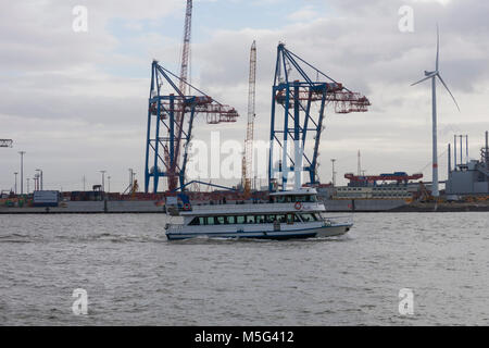 Boot mit Touristen geht auf der Elbe in Hamburg mit der Frachtverkehr in den Hintergrund. Es ist der größte Hafen Deutschlands und der zweitgrößte in Europa. Hamburg, Stockfoto