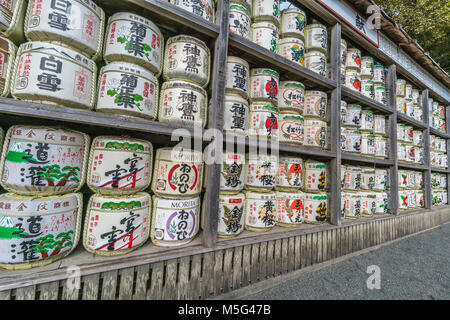 Kamakura, Japan - 22 November 2017: Sake Fässer (Sadaraku) an Tsurugaoka Hachimangu Shinto Schrein. Fässer willen als Angebot zum Heiligtum gegeben und Stockfoto