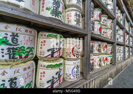 Kamakura, Japan - 22 November 2017: Sake Fässer (Sadaraku) an Tsurugaoka Hachimangu Shinto Schrein. Fässer willen als Angebot zum Heiligtum gegeben und Stockfoto