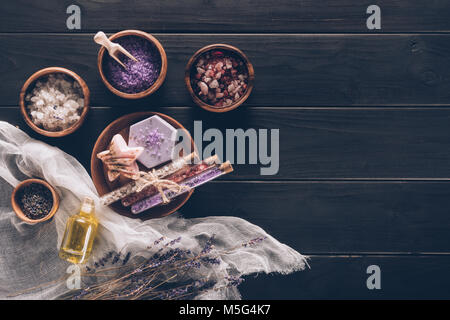 Spa Behandlung in Platten mit Lavendel Stockfoto