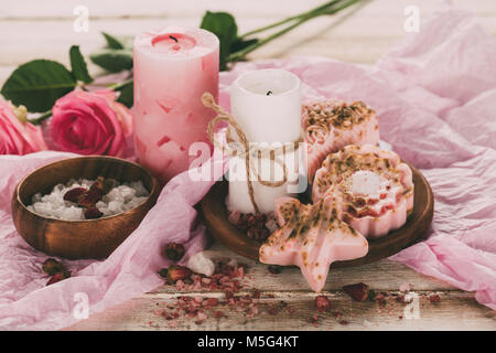 Kerzen, Salz, Seife und Rosen Stockfoto