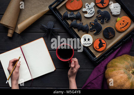 Frau schreiben im Notebook Stockfoto