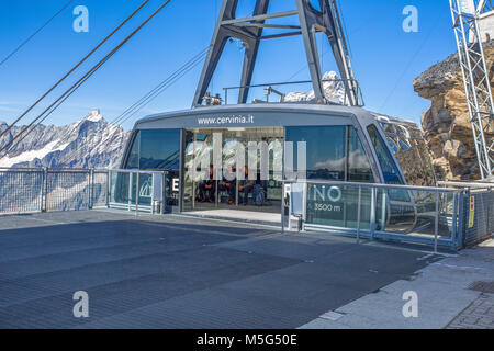 BREUIL - CERVINIA, Italien September 5, 2017 - Die Seilbahn verbindet Cime Biache Laghi zu Plateau Rosa erreichen der 3500 Meter. Cervino Mount Gruppe auf Th Stockfoto