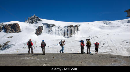 BREUIL - CERVINIA, ITALIEN, September 5, 2017 - Gruppe der Trekker auf das Plateau Rosa in Val d'Aosta, Italien Stockfoto