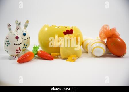 Gelbe Ostereier, Hasen und Karotten Grußkarte Stockfoto