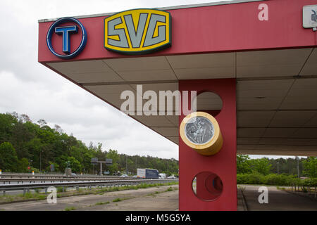 Berlin, Deutschland - 24. Mai 2017: Die Reste der Tankstelle am Checkpoint Bravo. Checkpoint Bravo oder Checkpoint B war die wichtigste Autobahn Grenze cro Stockfoto