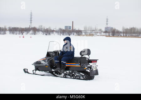 Kasan, Russland - Januar 19, 2017: Russische MoE Rettungsschwimmer mit Motorschlitten - Retter auf Eis im Winter Tag während der Taufe Christi Urlaub Stockfoto