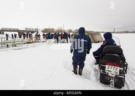 Kasan, Russland - Januar 19, 2017: Zwei russische MoE Rettungsschwimmer mit Motorschlitten - Retter auf Eis im Winter Tag während der Taufe Christi Urlaub Stockfoto