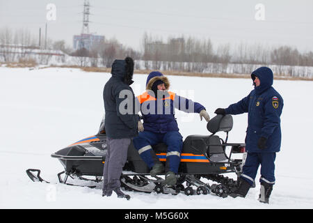 Kasan, Russland - Januar 19, 2017: Baum russischen MoE Rettungsschwimmer mit Motorschlitten - Retter auf Eis im Winter Tag während der Taufe Christi Urlaub Stockfoto