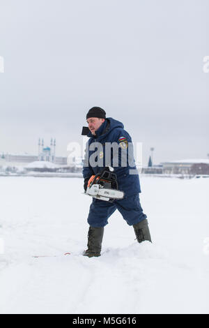 Kasan, Russland - Januar 19, 2017: Russische MoE Rettungsschwimmer mit Motorsäge - Retter auf Eis im Winter Tag während der Taufe Christi Urlaub Stockfoto