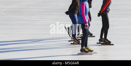 Eisschnelllauf Sportler auf den Wettbewerb - Eisbahn im Winter sonniger Tag - Kinder und Sport Konzept Stockfoto