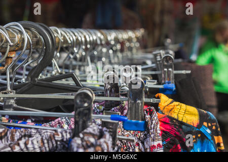 Bunte Kleider auf auf der Straße stehen, City Market Stockfoto