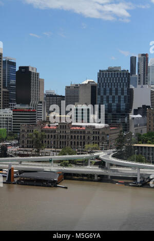 Skyline der CBD von Birsbane, Treasury Casino in der foregraound und Fluss Brisbane, Brisbane, Australien Stockfoto