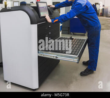 Gewerbliche Arbeitnehmer arbeiten in der Nähe von Metall zerspanenden Industrie Stockfoto