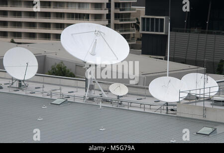 Satellitenschüsseln auf dem Dach eines Gebäudes, Brisbane, Australien Stockfoto