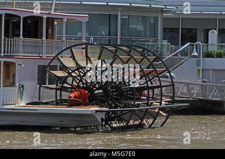 Das Heck von einem Raddampfer / Paddel Wheelers am Brisbane River, Australien Stockfoto