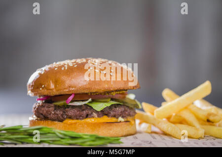 Große frische leckere Burger mit Paprika und Kartoffeln Stockfoto