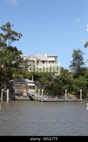 Häuser entlang des Brisbane River, Australien Stockfoto