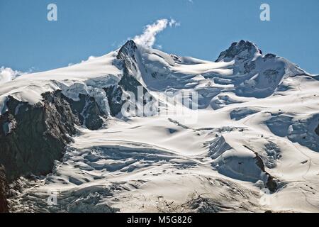 Gletscher Abstieg vom Monte Rosa Gipfel oberhalb von Zermatt, Schweiz. Stockfoto