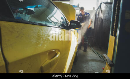 Auto Auto Service - Mechaniker schraubt Detail des Autos in der Motorhaube Stockfoto