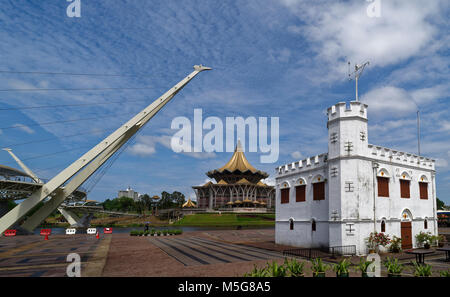 Die Darul Hana Brücke über den Fluss Sarawak, Kuching, Malaysia Stockfoto