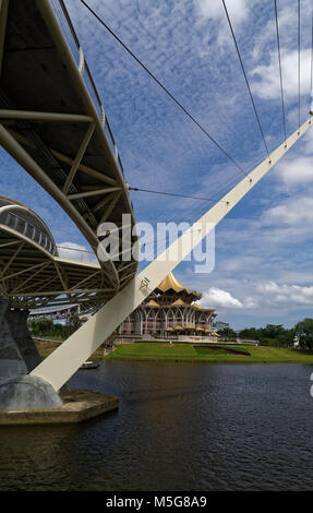 Die Darul Hana Brücke über den Fluss Sarawak, Kuching, Malaysia Stockfoto