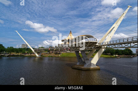 Die Darul Hana Brücke über den Fluss Sarawak, Kuching, Malaysia Stockfoto