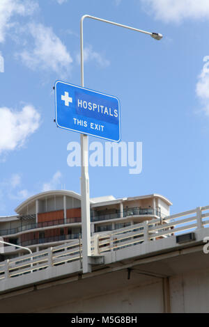 Straßenschild mit Krankenhaus verlassen auf Brücke, Brisbane River, Australien Stockfoto