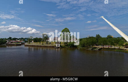 Die Darul Hana Brücke über den Fluss Sarawak, Kuching, Malaysia Stockfoto
