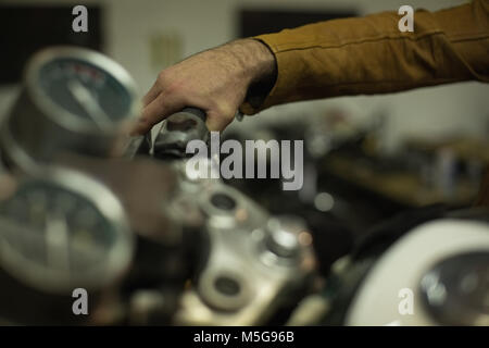 Mechanische Kontrolle ein Motorrad Bremsen Stockfoto