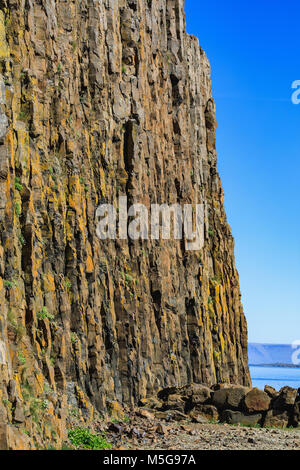 Sugandisey der Basalt Insel in der Nähe von Keflavik Island im Sommer Stockfoto