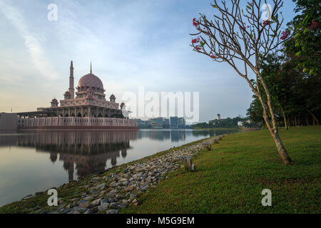 Putra-moschee über dem See. Eine der schönsten Landschaften in Putrajaya. Stockfoto