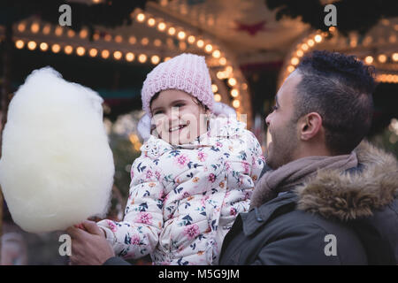 Vater und Tochter in Zuckerwatte in der Dämmerung Stockfoto