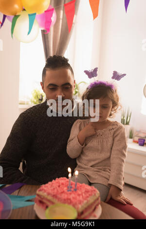 Vater und Tochter feiert Geburtstag im Wohnzimmer Stockfoto