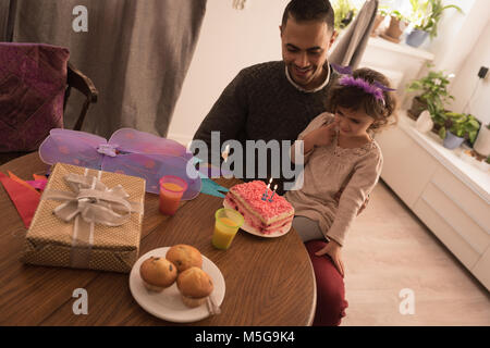 Vater und Tochter feiert Geburtstag im Wohnzimmer Stockfoto