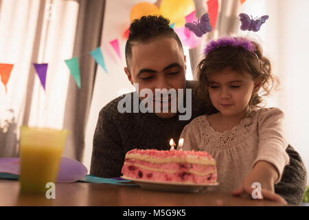 Vater und Tochter feiert Geburtstag im Wohnzimmer Stockfoto