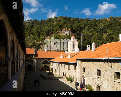 Auf Innenhof mit Eingang zum Museum im Kloster Kykkos eine der reichsten und bekanntesten Klöster auf Zypern gegründet Ende 11. Stockfoto