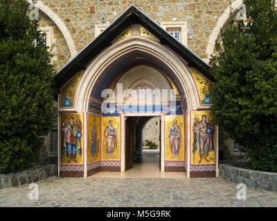 Bunte religiösen Mosaiken, Fresken, um Eingang in Kloster Kykkos eine der reichsten und am besten - Klöster in Zypern bekannt Ende 11 thc gegründet Stockfoto