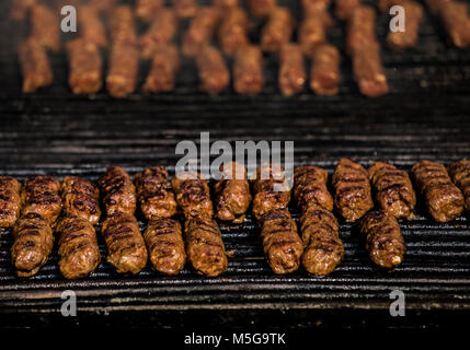 Gegrillte Hackfleisch rolsls genannt Mici in traditionelle rumänische Küche Stockfoto