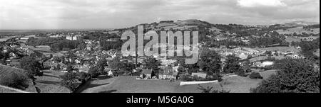 Großbritannien, England, Cheshire, Macclesfield, Bollington, erhöhte Panoramasicht auf die Stadt im Jahr 1977 von den Weißen Nancy Stockfoto