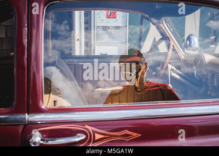 Ein Spiegelbild der Mann im Fenster eines alten Chevy Auto. Stockfoto