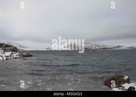 Sicht auf die Berge und das Meer von Cape Dorset (Kinngait), einem nördlichen Inuit Gemeinschaft in der kanadischen Arktis Stockfoto